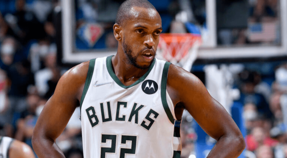 包含里程碑夜密尔沃基雄鹿远射贴柱，国王杯赛前刷纪录，目标明确，高层口径保持一致的词条