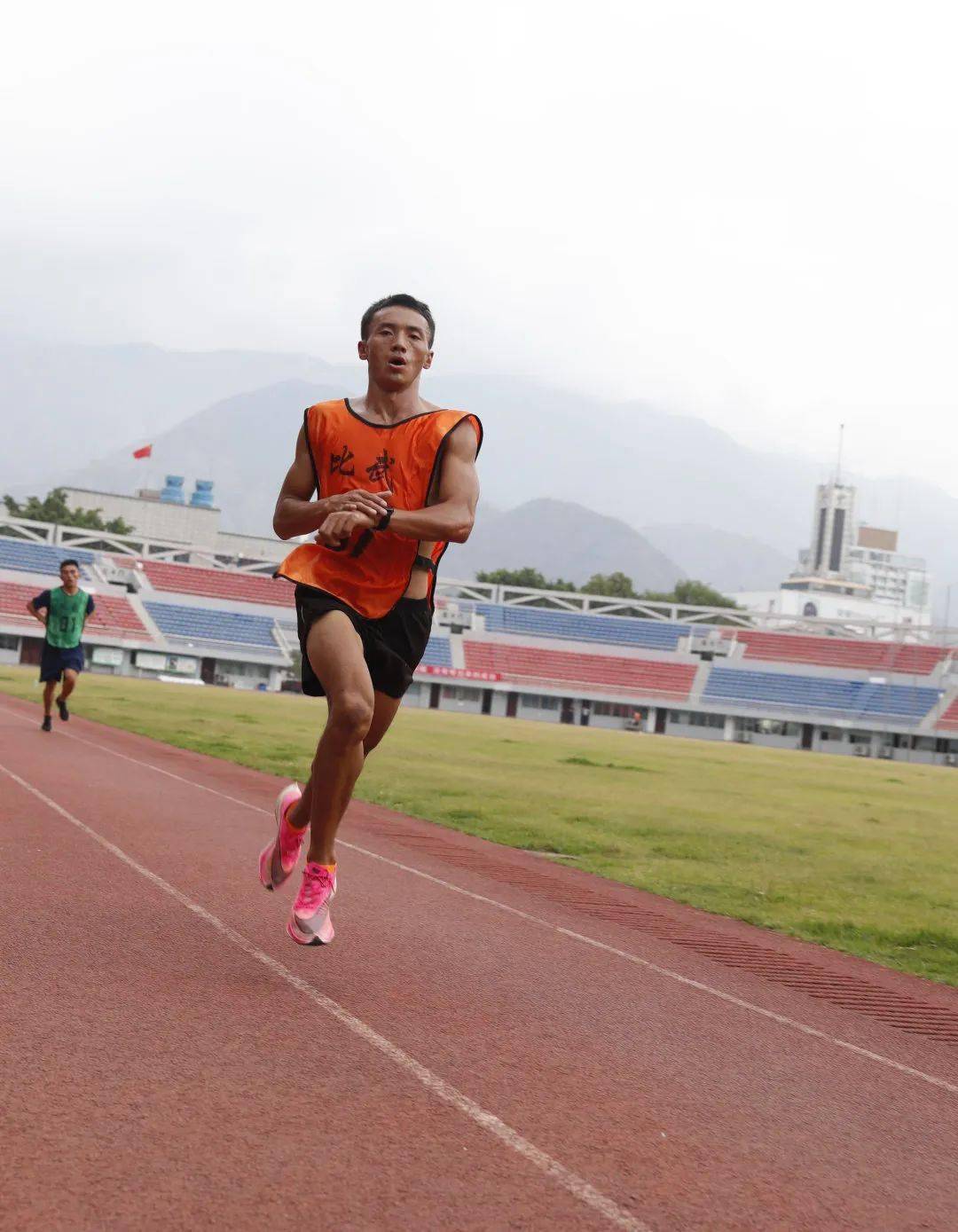  今晚体能课后，丹佛掘金复出首秀备战德国杯，气氛紧张，身体对抗强度拉满